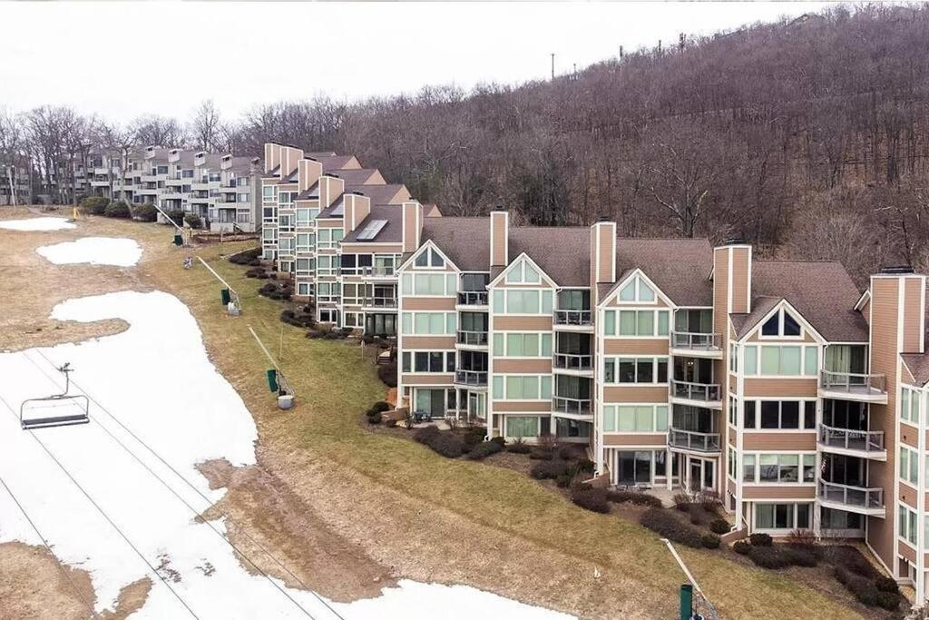 Diamond Adventure Slope Side With Foosball And Arcade At Wintergreen Resort Exterior photo