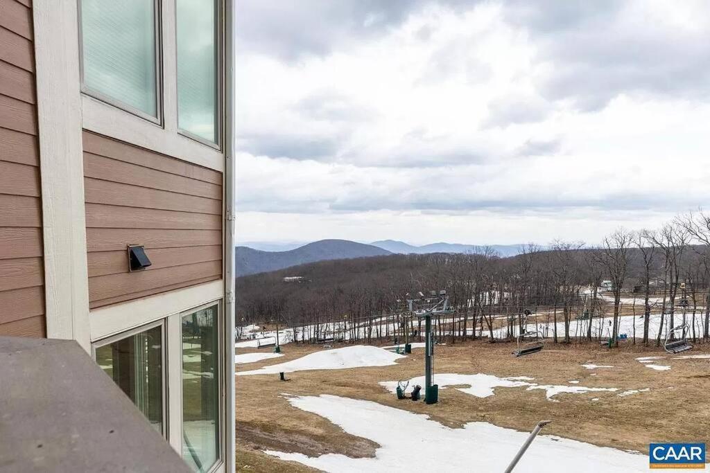 Diamond Adventure Slope Side With Foosball And Arcade At Wintergreen Resort Exterior photo