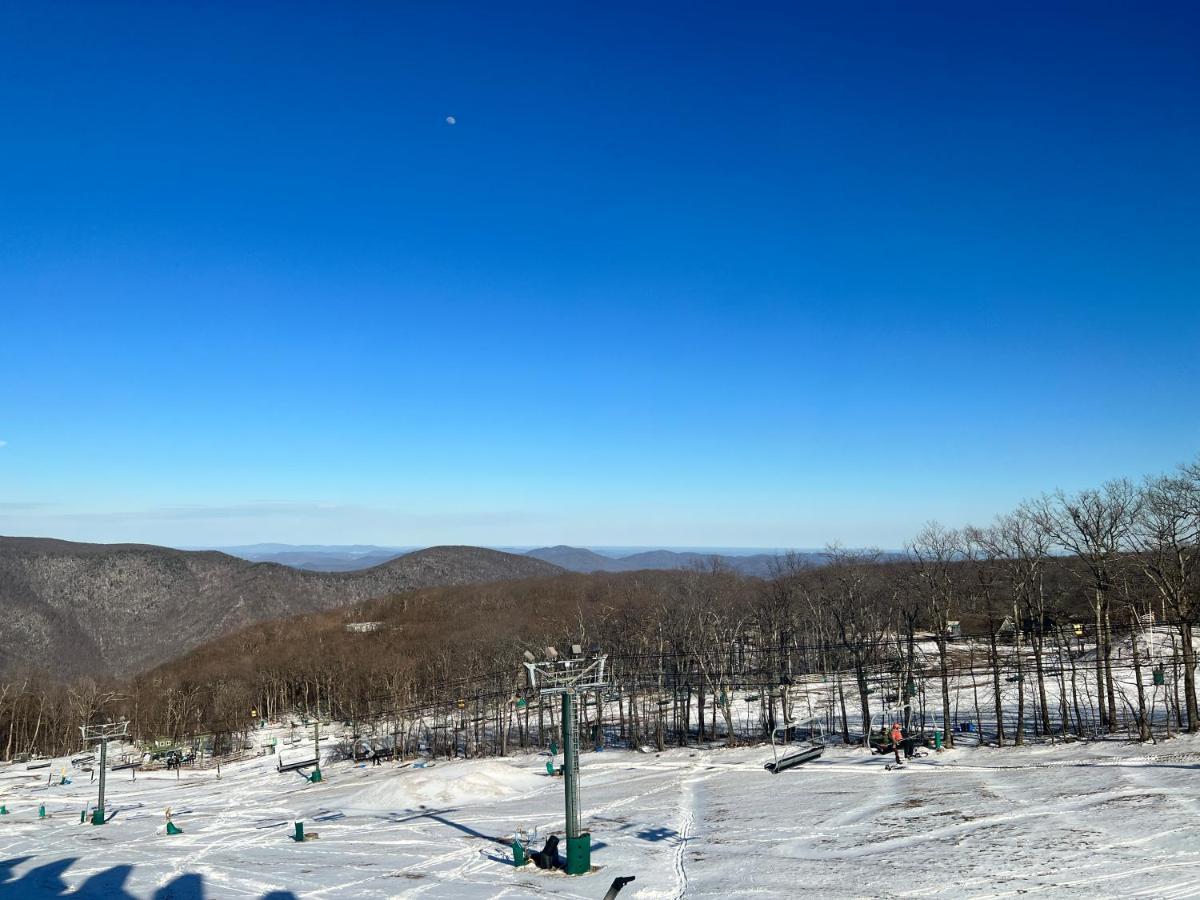Diamond Adventure Slope Side With Foosball And Arcade At Wintergreen Resort Exterior photo